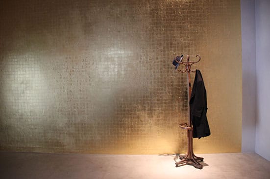 KOLUMBA — 
Jannis Kounellis, Tragedia Civile, (1975), Gold leaf wall, coat stand, hat, coat, oil lamp. (Photo: A. Funston)
