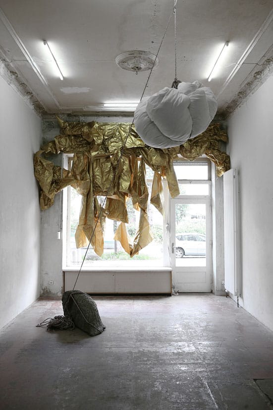 Front : “Tired Stone” 2012
inflatable bed, bedding, rope, 
290KG granite stone
Tatiana Echeverri Fernandez, 
back : “Jalousie d’hier” 2012
golden silk paper, ventilator
Manon Bellet
photographer: Tatiana Echeverri Fernandez